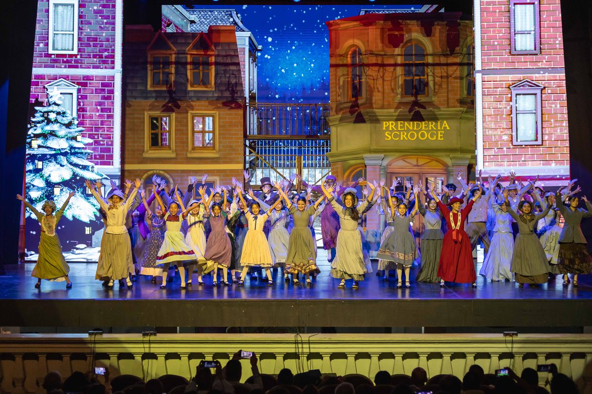 The full cast of Eleonora Scrooge in front of the snowy set