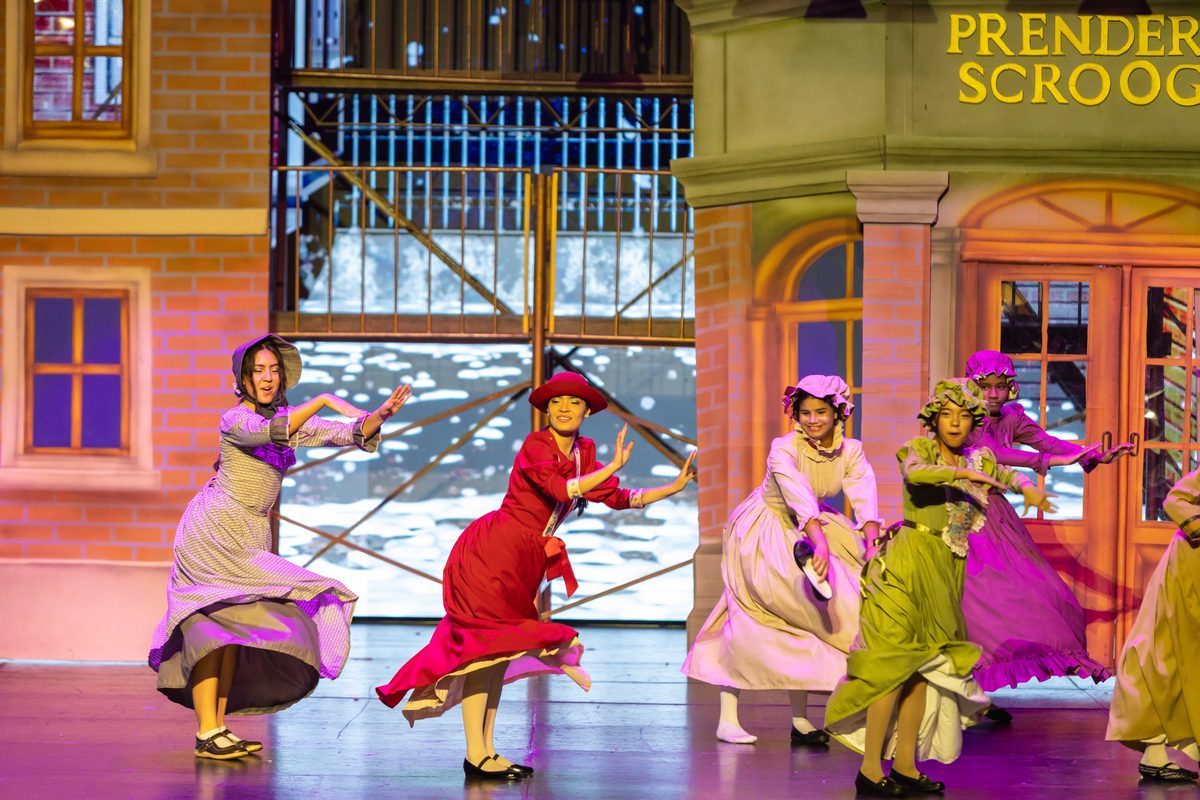 Dancers in front of the Scrooge pawnshop