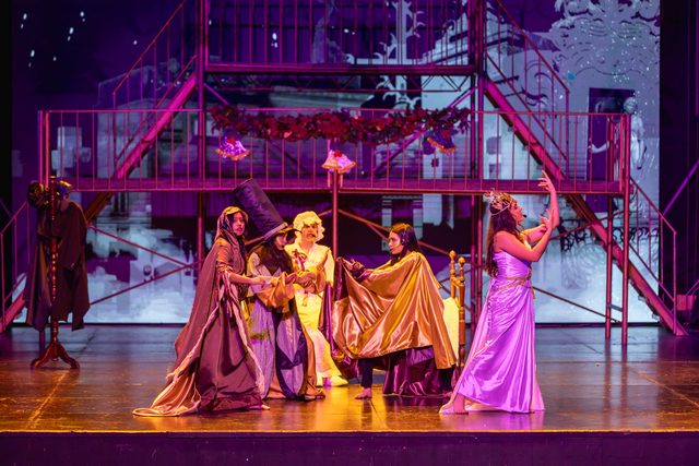 Escena de Eleonora Scrooge con una escalera en la escenografía