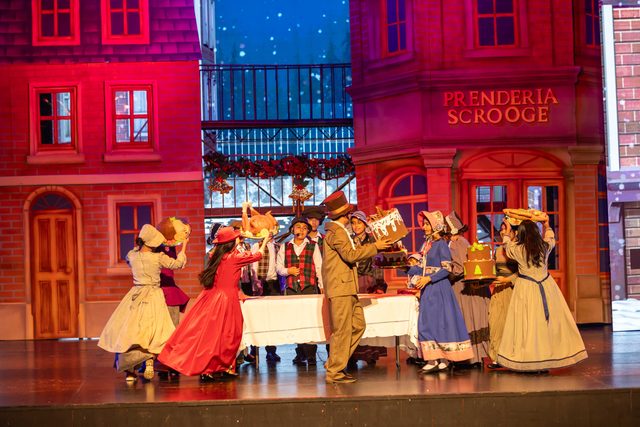 Escena callejera de Eleonora Scrooge