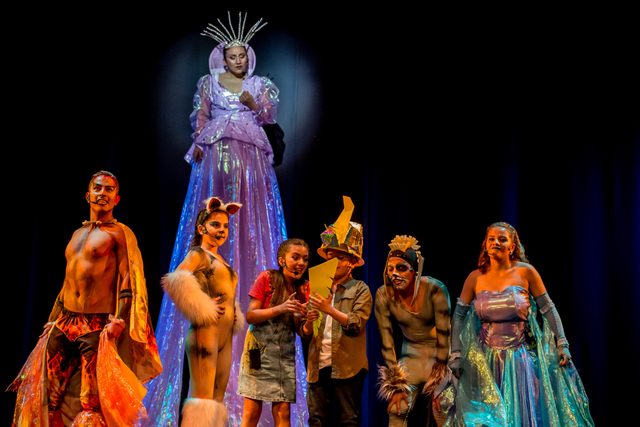 Personaje de hada iluminado de azul, con el elenco