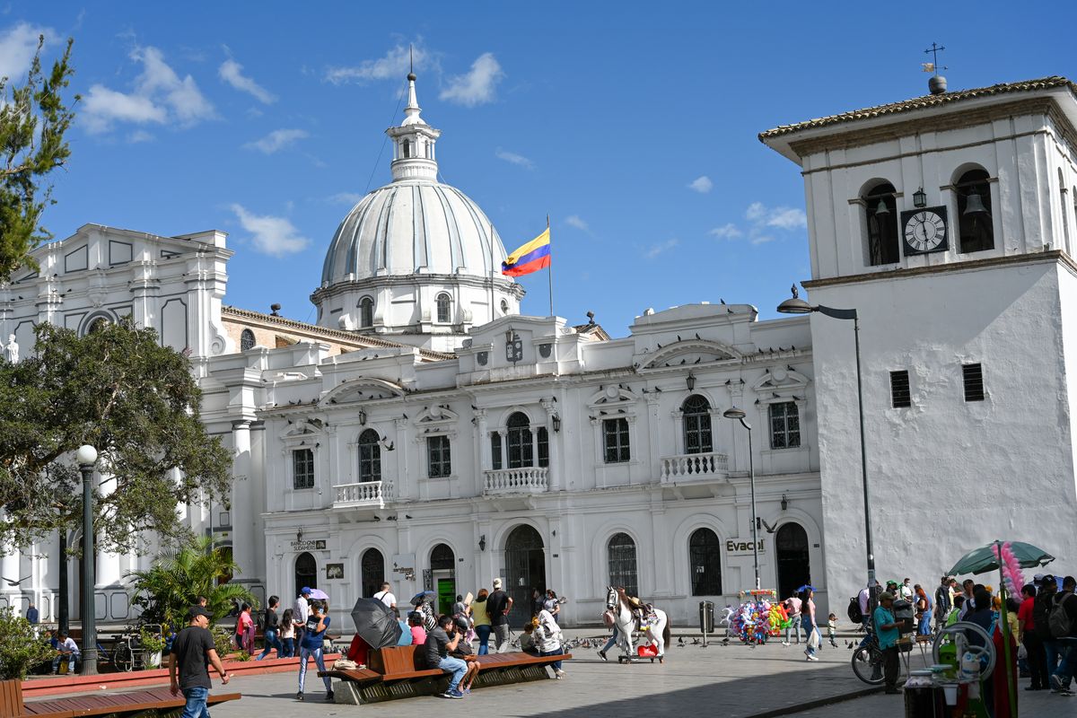 Parque Caldas de Popayán con la Catedral Basílica de cúpula blanca y la Torre del Reloj, en un día soleado