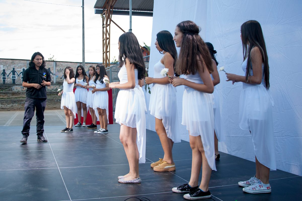 Jóvenes vestidas de blanco en el escenario de Sonidos de la Convivencia