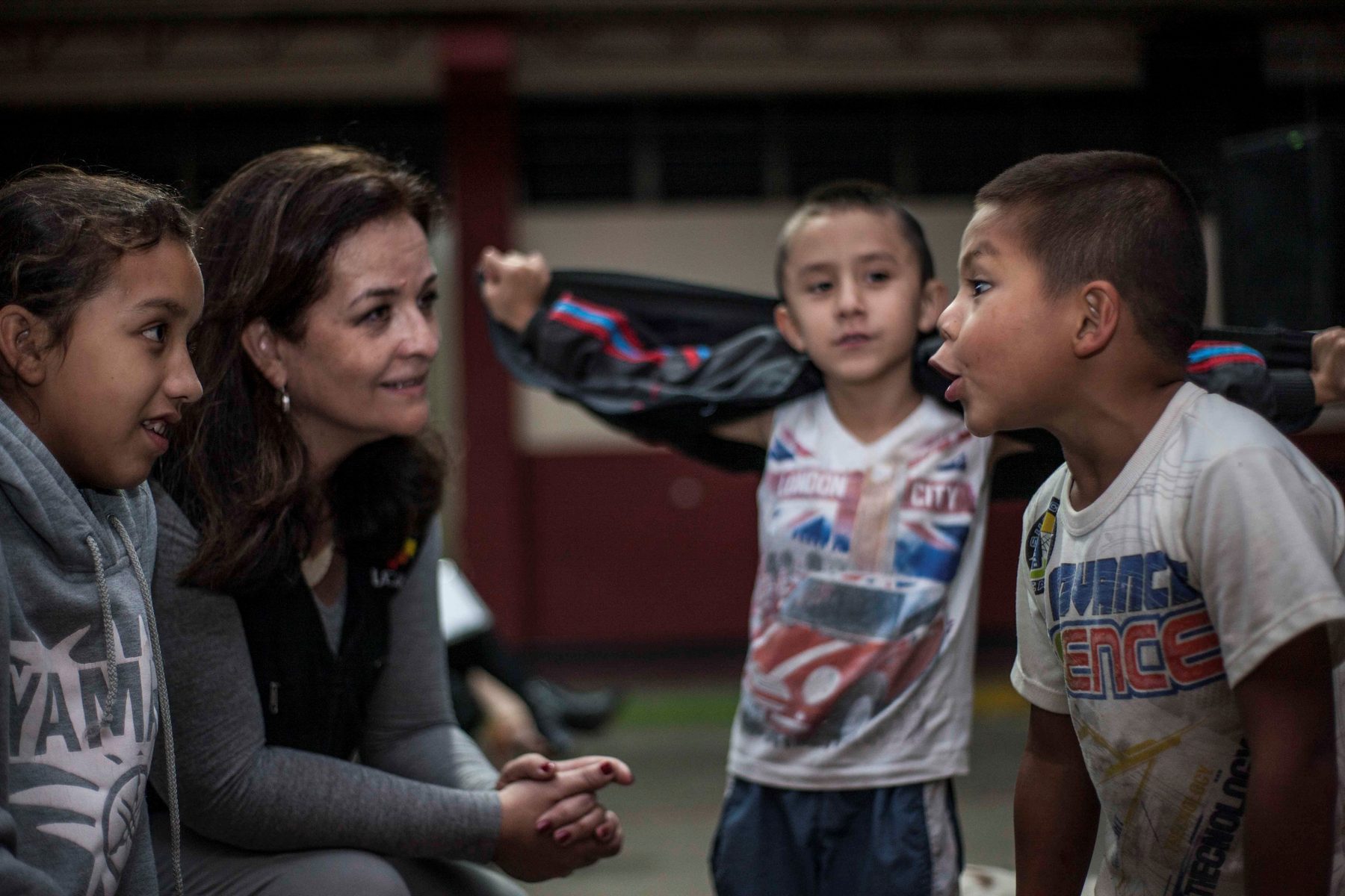 Rosana talks with children