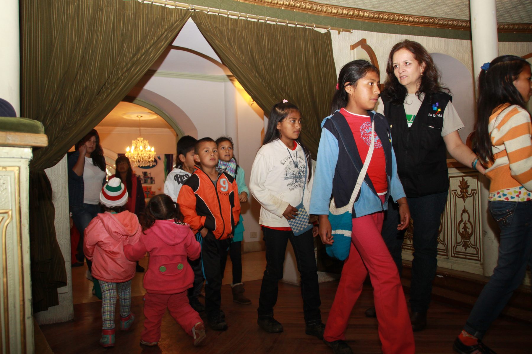 Rosana welcomes children at the academy, among costumes